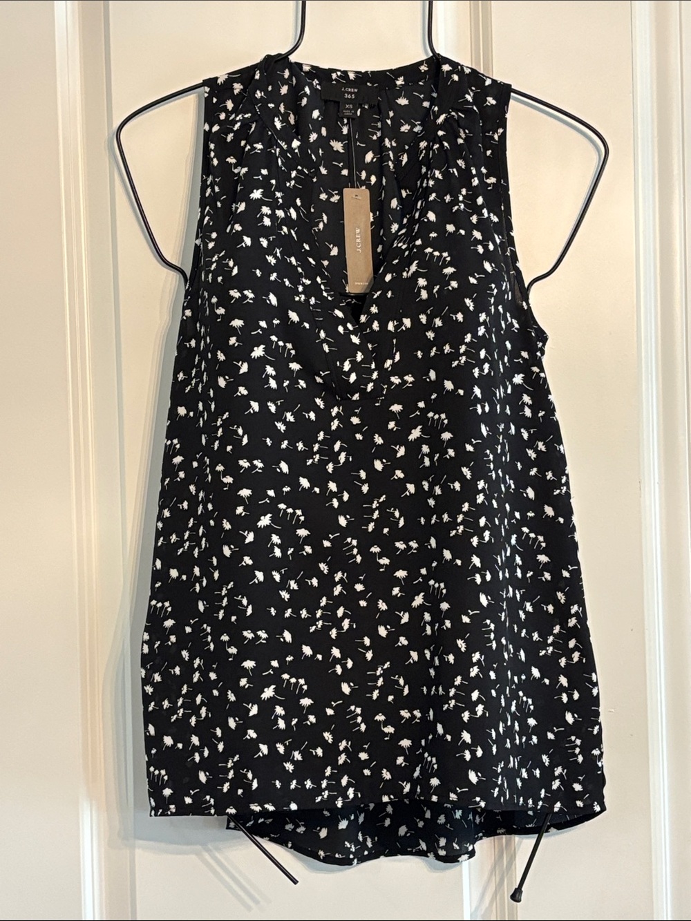 NWT JCrew Black with White Floral Abstracts print V-neck Sleeveless Top. XS